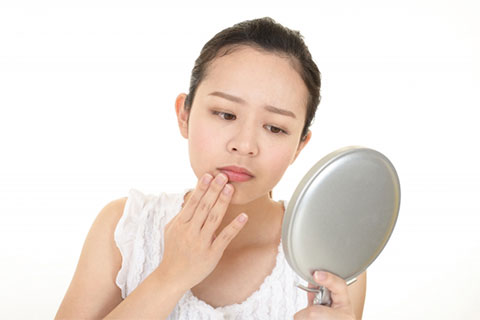 肌を気にする女性